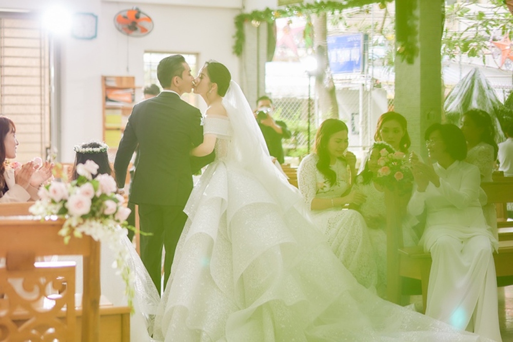 Khánh Thi đẹp lộng lẫy trong hôn lễ tại nhà thờ - Ảnh 10.