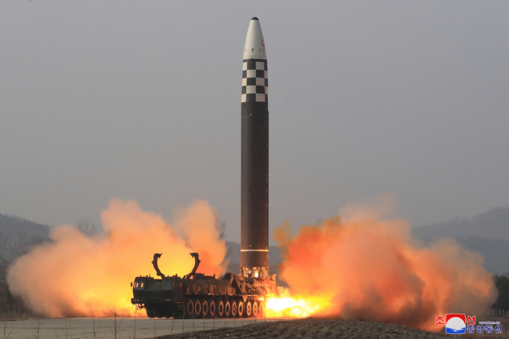 Triều Tiên bắn tên lửa đạn đạo ra vùng biển phía Đông    - Ảnh 1.