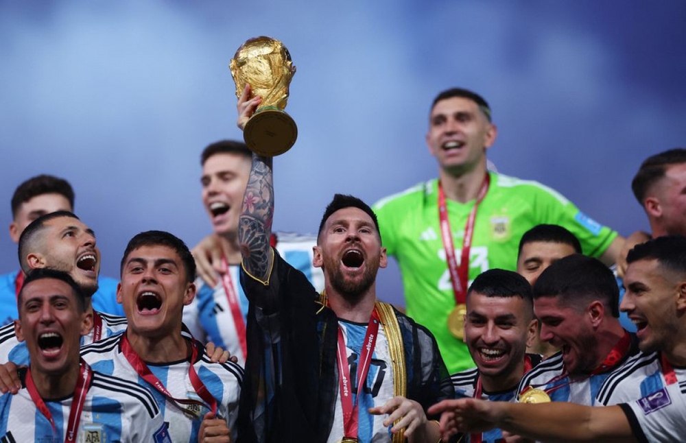 Người dân Argentina vỡ òa trong niềm vui vô địch World Cup 2022 - Ảnh 1.