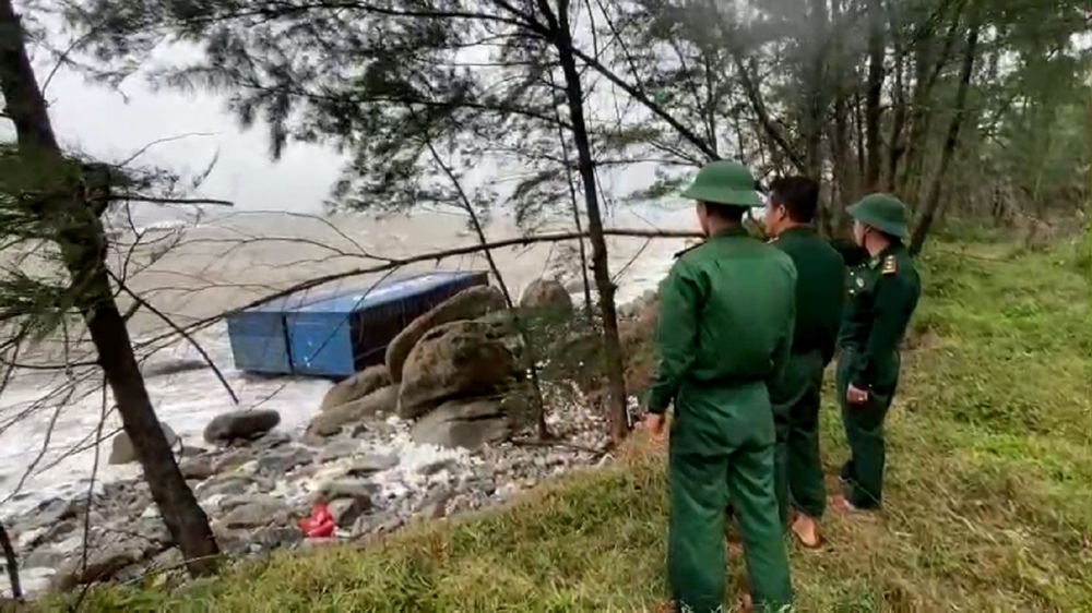 2 container trôi vào bờ biển Dung Quất - Ảnh 1.