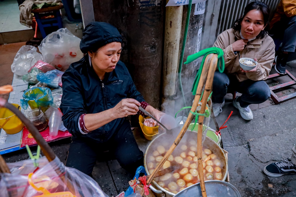 Gánh bánh trôi tàu được người phụ nữ giữ nghề từ gia đình chồng suốt 30 năm, mỗi ngày đoàn người nối đuôi chờ được thưởng thức - Ảnh 1.