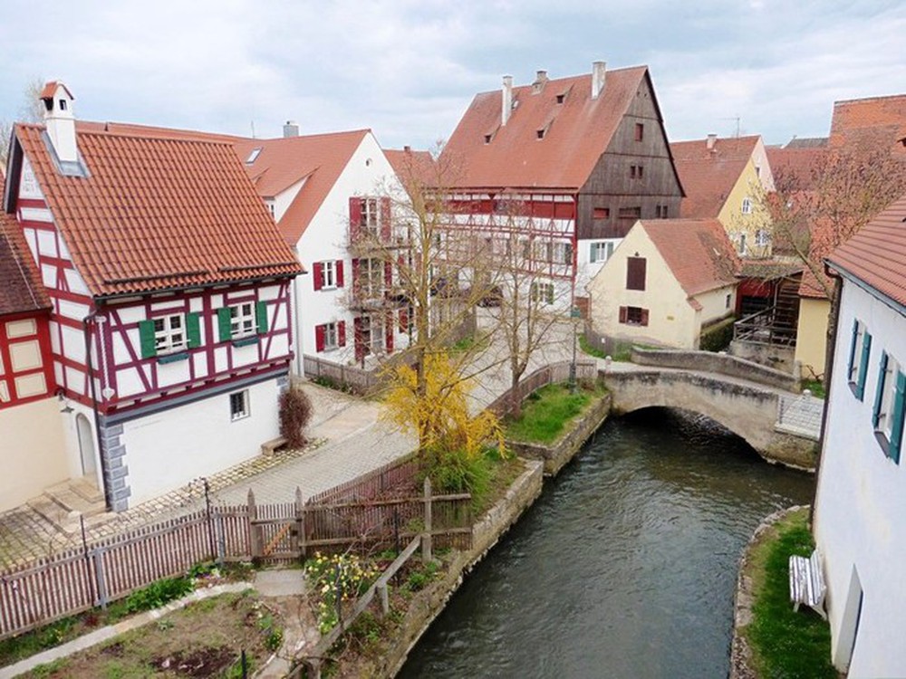 Thị trấn ở Đức dùng hơn 72.000 tấn kim cương để xây nhà - Ảnh 6.