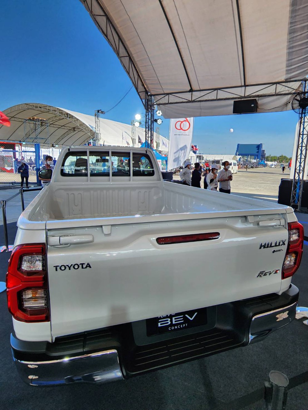 Chi tiết Toyota Hilux BEV: Bản thương mại ra mắt năm sau, đi trước Ford Ranger một bước - Ảnh 7.