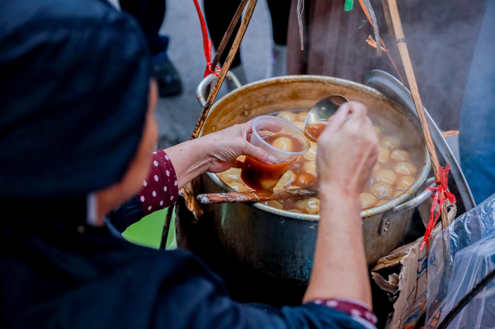 Gánh bánh trôi tàu được người phụ nữ giữ nghề từ gia đình chồng suốt 30 năm, mỗi ngày đoàn người nối đuôi chờ được thưởng thức - Ảnh 8.