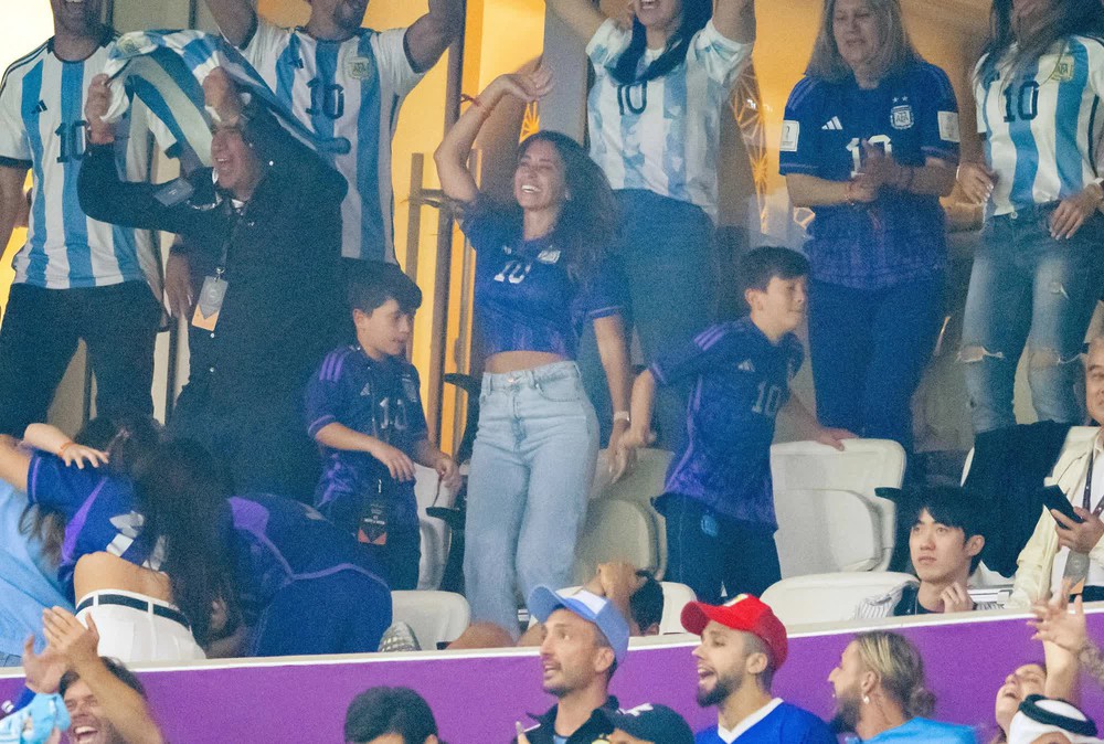 Vợ con Messi ăn mừng phấn khích khi Argentina vô địch World Cup 2022 - Ảnh 5.
