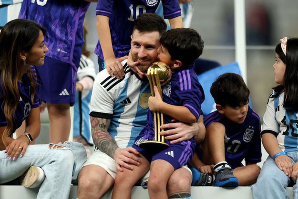 Cậu nhóc Mateo Messi chiếm sóng sau chung kết World Cup: Thần tượng Ronaldo, sơ hở là trêu tức bố