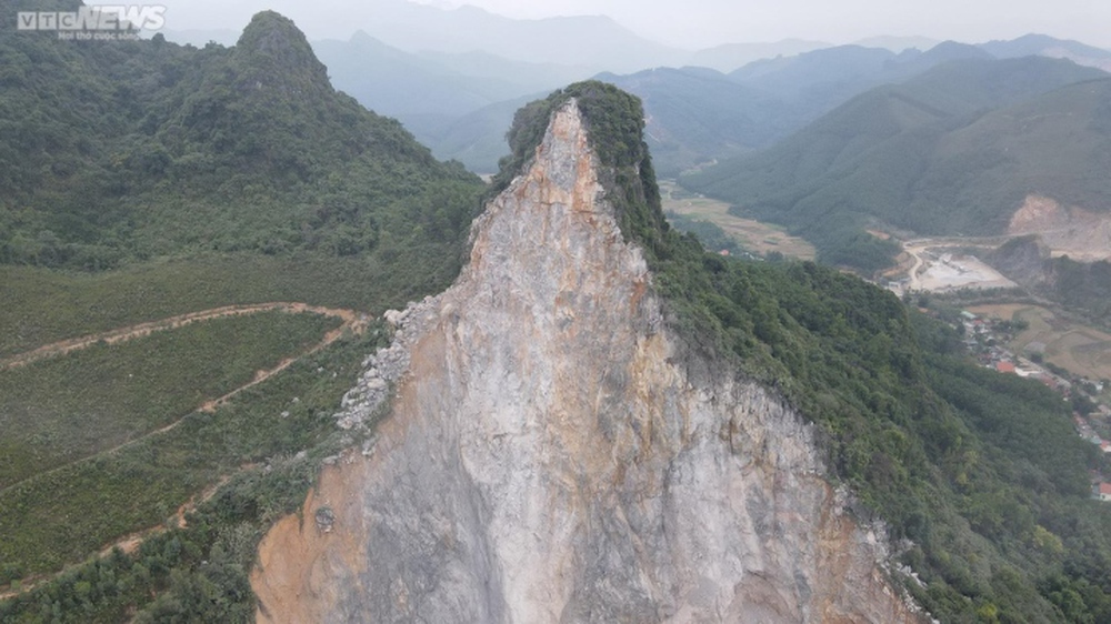 Nổ mìn khai thác mỏ, đá văng trúng nhà dân ở Quảng Ninh - Ảnh 3.