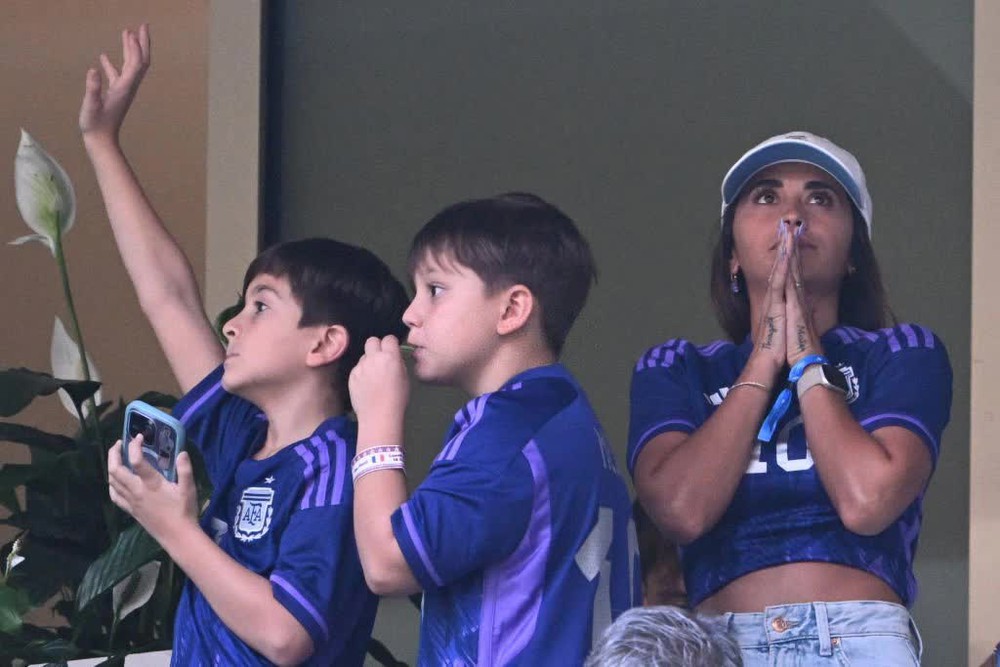 Vợ con Messi ăn mừng phấn khích khi Argentina vô địch World Cup 2022 - Ảnh 4.