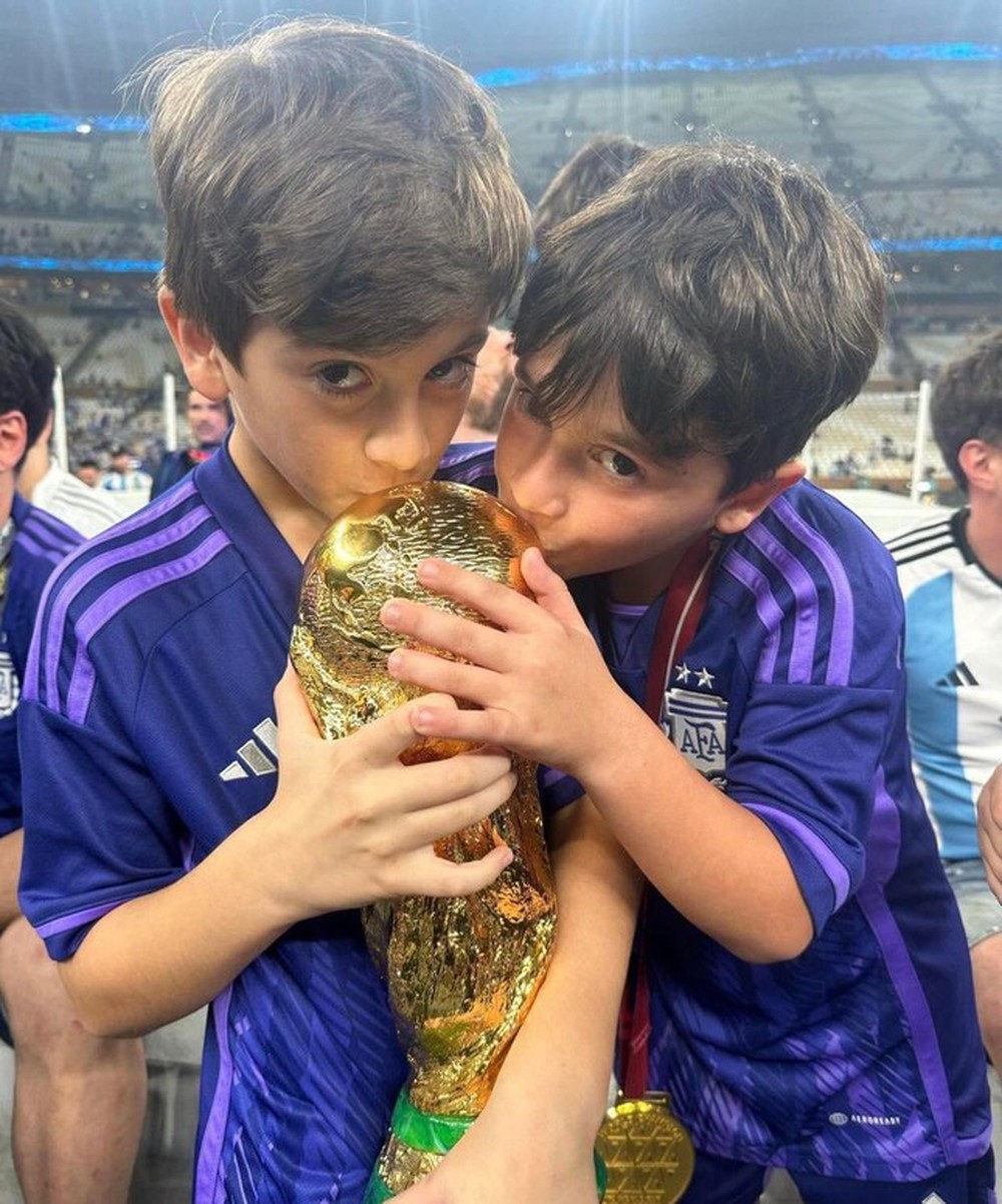 Vợ nhắn gửi Messi: ‘Em tự hào về anh’