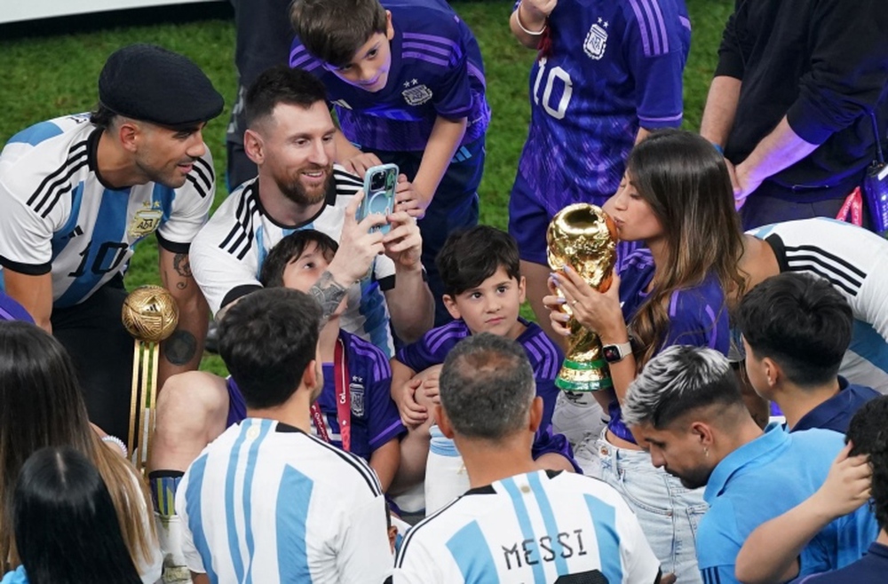 Chiều vợ như Messi: Vô địch thế giới vẫn phải ưu tiên phục vụ nóc nhà khoe cúp - Ảnh 4.