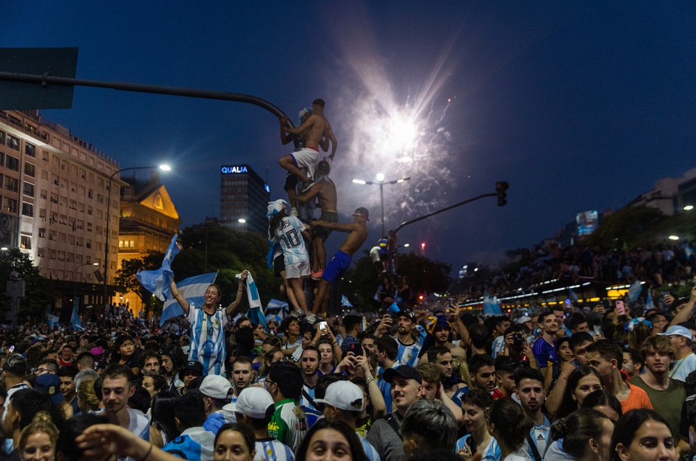 Thủ đô Buenos Aires của Argentina bùng nổ sau chiến thắng của đội nhà - Ảnh 6.
