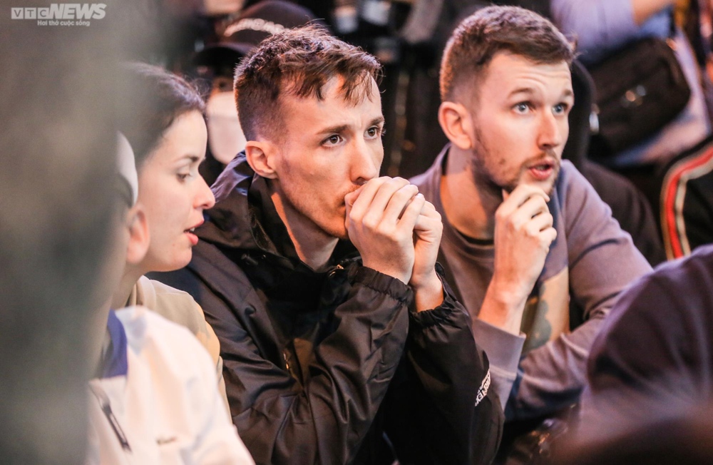 Phố Tây Hà Nội đông nghẹt người xem trận chung kết World Cup 2022 - Ảnh 7.