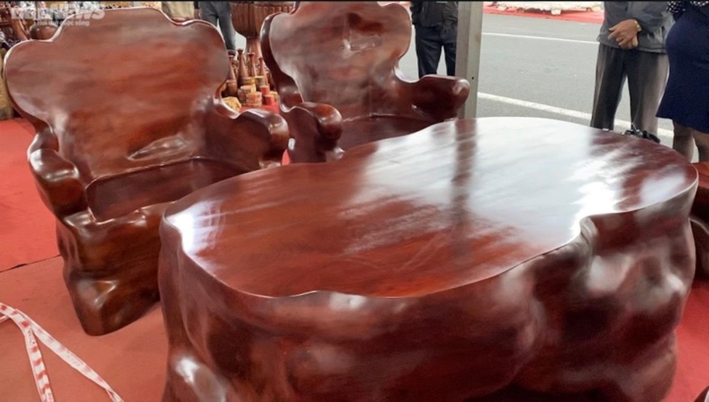 Choáng ngợp bộ bàn ghế gỗ nguyên khối nặng 1,3 tấn, giá 1,6 tỷ đồng - Ảnh 2.