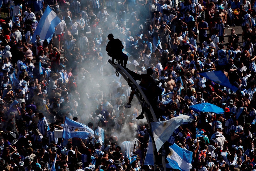 Thủ đô Buenos Aires của Argentina bùng nổ sau chiến thắng của đội nhà - Ảnh 4.