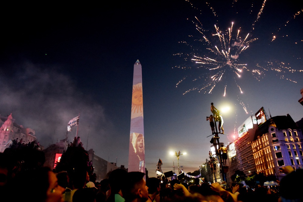 Thủ đô Buenos Aires của Argentina bùng nổ sau chiến thắng của đội nhà - Ảnh 3.