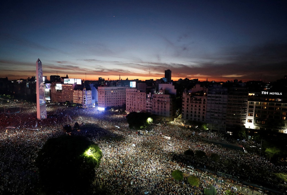 Thủ đô Buenos Aires của Argentina bùng nổ sau chiến thắng của đội nhà - Ảnh 2.
