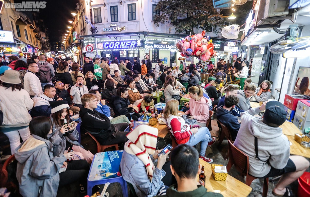 Phố Tây Hà Nội đông nghẹt người xem trận chung kết World Cup 2022 - Ảnh 4.