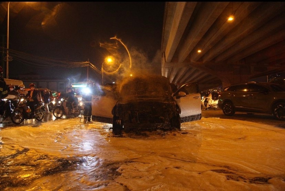 Ô tô SantaFe bốc cháy dữ dội trên phố Hà Nội, tài xế kịp thoát ra ngoài - Ảnh 3.
