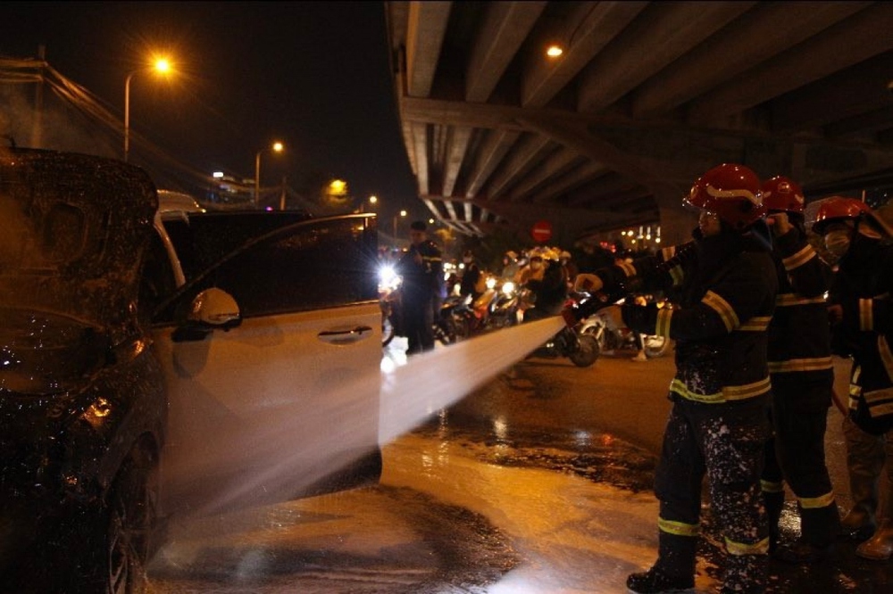 Ô tô SantaFe bốc cháy dữ dội trên phố Hà Nội, tài xế kịp thoát ra ngoài - Ảnh 2.