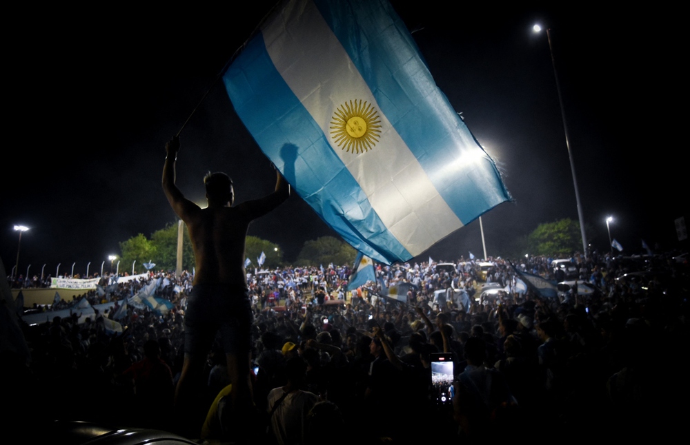 Biển người chào mừng Messi và đồng đội đưa cúp vàng World Cup về Argentina - Ảnh 8.