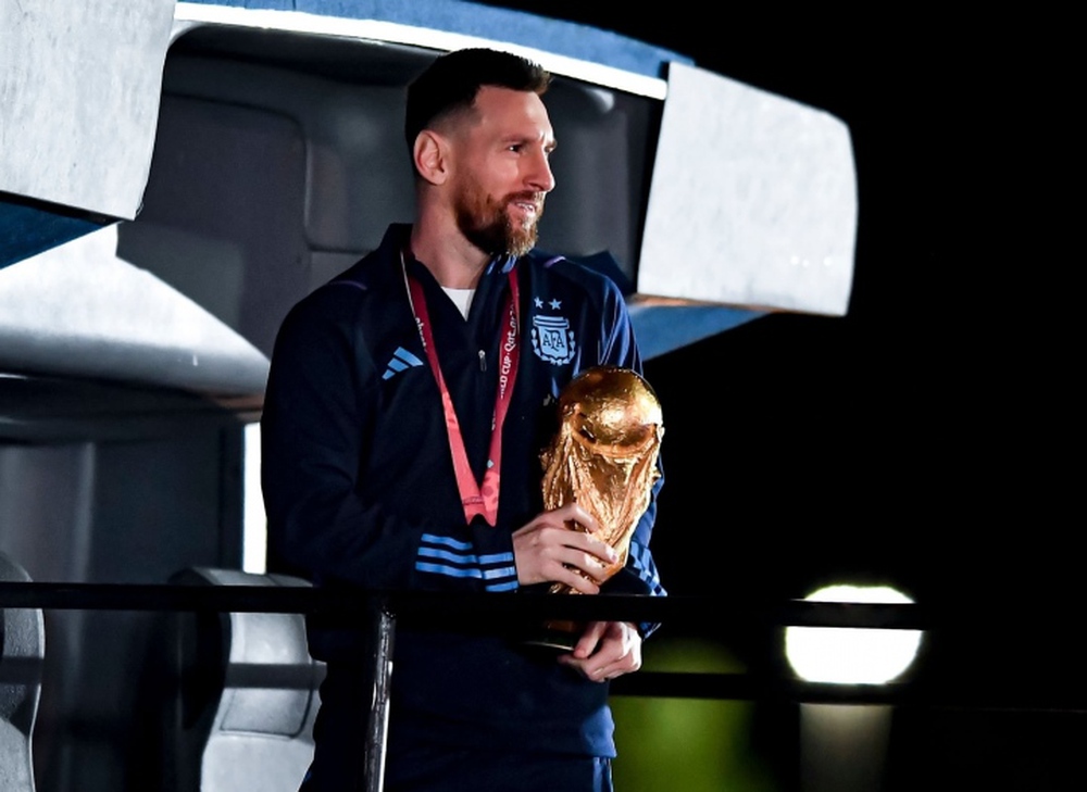 Cúp vô địch World Cup 2022 Messi mang về Argentina chỉ là bản sao - Ảnh 1.