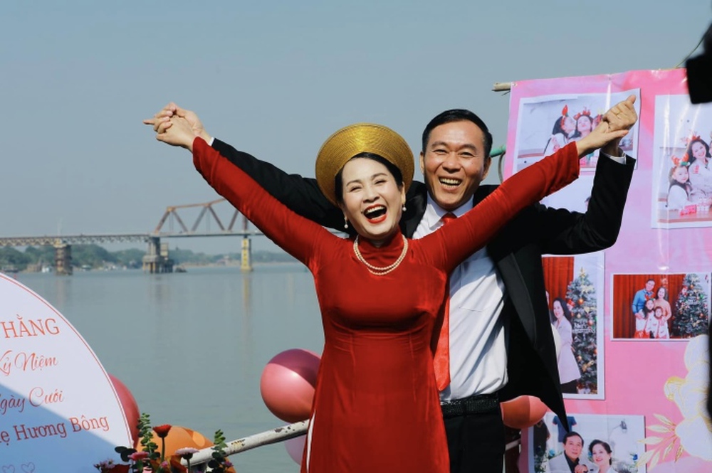 Sao Việt 20/12: Vợ chồng NSND Lan Hương kỷ niệm 35 ngày cưới trên du thuyền - Ảnh 1.