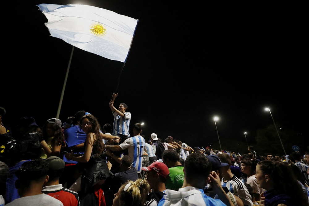 Biển người chào mừng Messi và đồng đội đưa cúp vàng World Cup về Argentina - Ảnh 7.