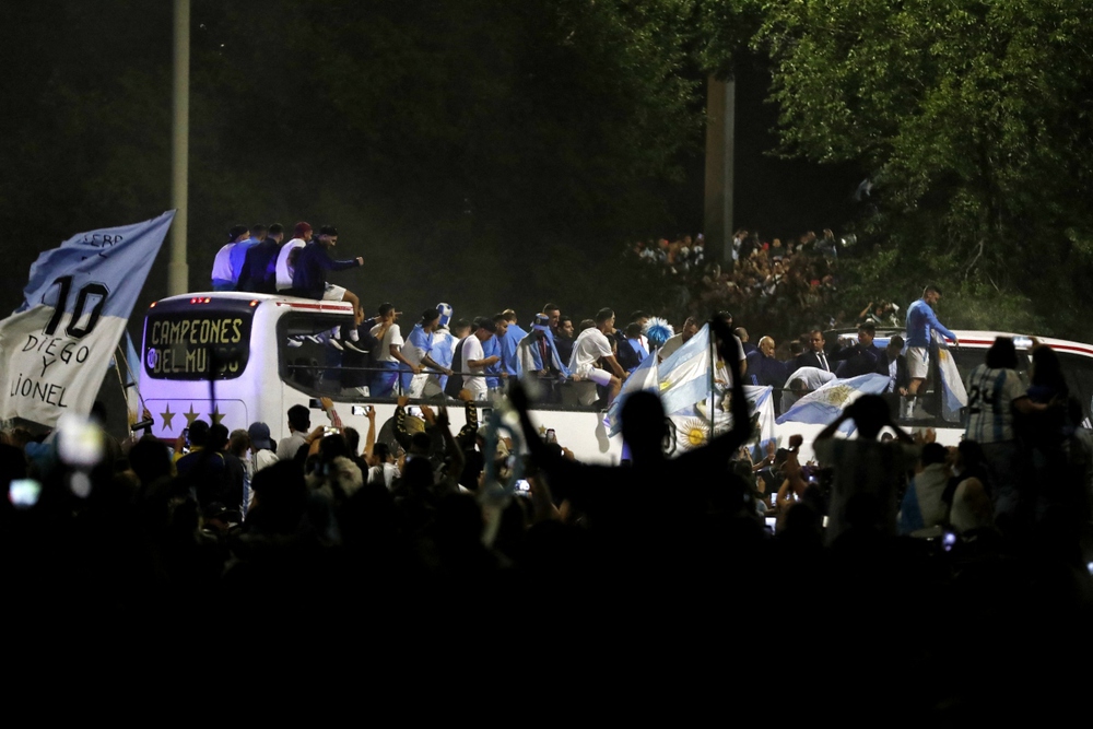 Biển người chào mừng Messi và đồng đội đưa cúp vàng World Cup về Argentina - Ảnh 6.