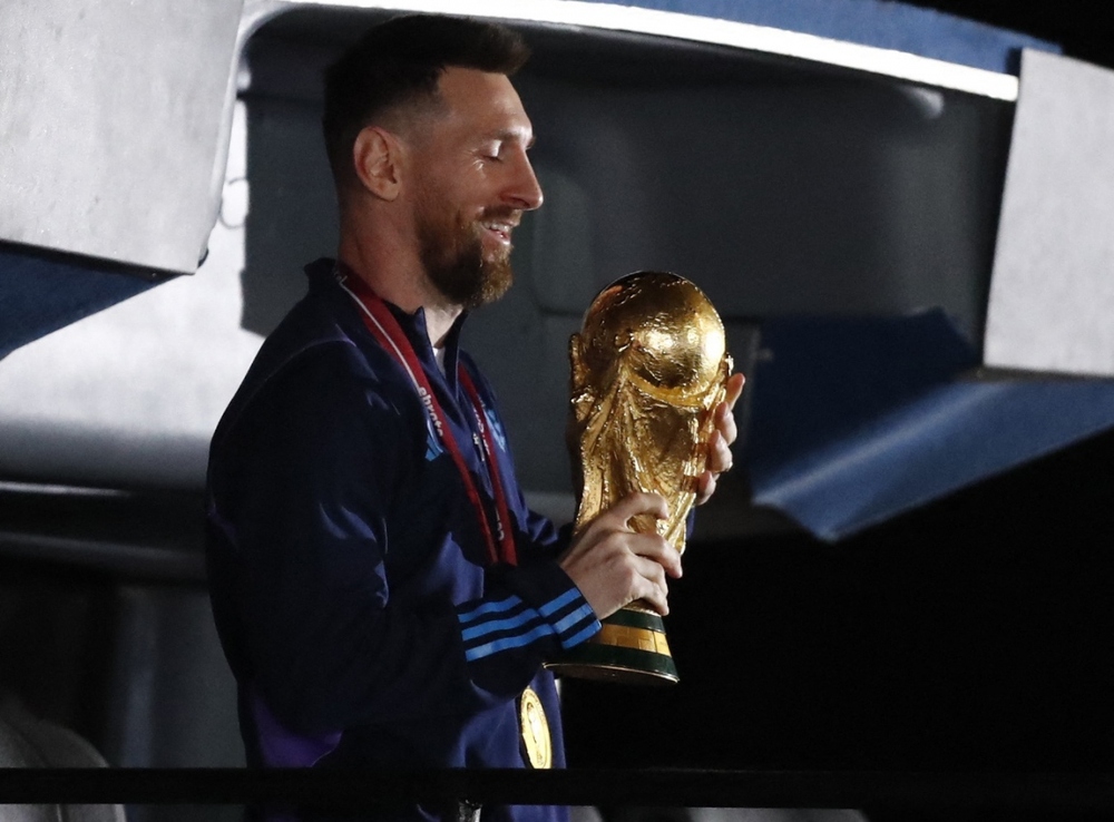 Biển người chào mừng Messi và đồng đội đưa cúp vàng World Cup về Argentina - Ảnh 4.