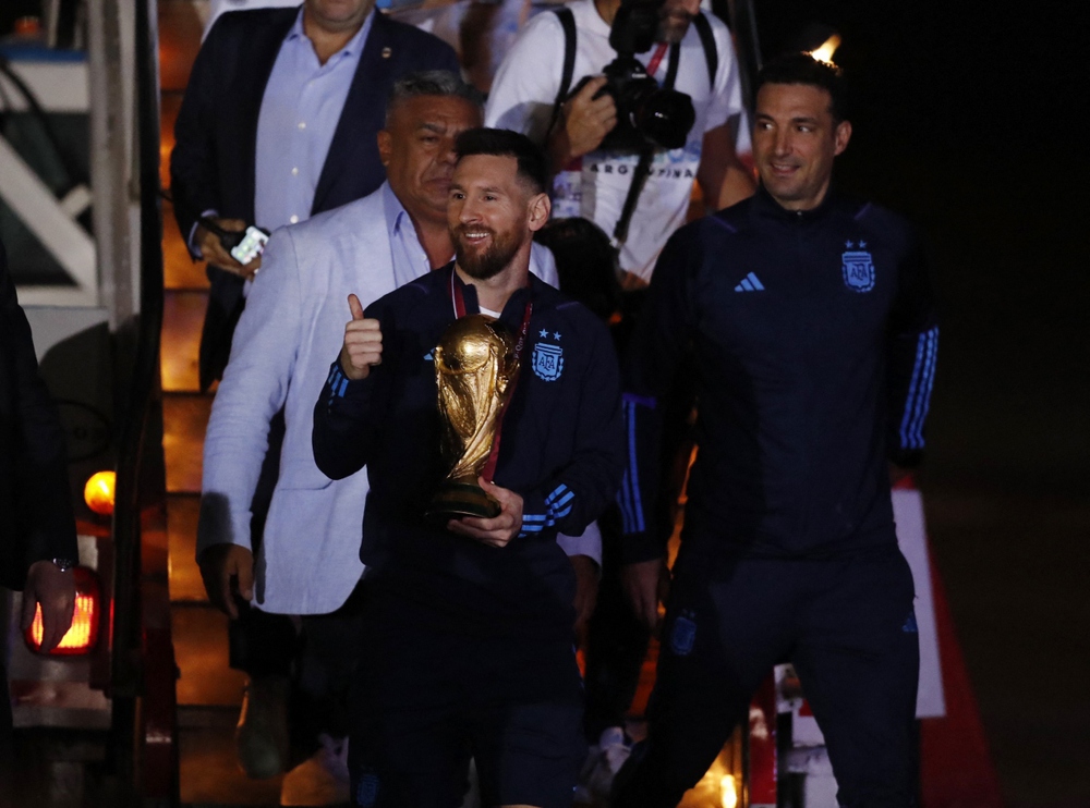 Biển người chào mừng Messi và đồng đội đưa cúp vàng World Cup về Argentina - Ảnh 3.