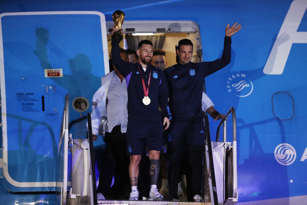 Biển người chào mừng Messi và đồng đội đưa cúp vàng World Cup về Argentina - Ảnh 1.