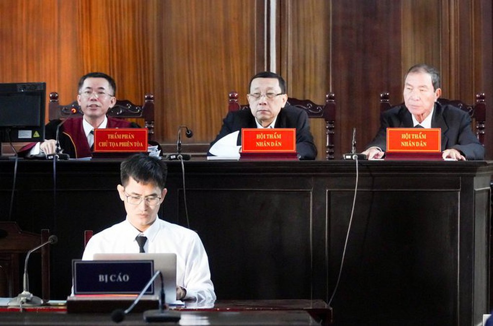 Luật sư của bị hại mua 9 lô đất bẻ gãy lý lẽ của Nguyễn Thái Luyện - Ảnh 1.