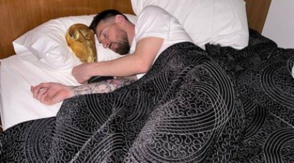 Messi gây “bão mạng” khi ôm cúp vàng World Cup đi ngủ - Ảnh 1.