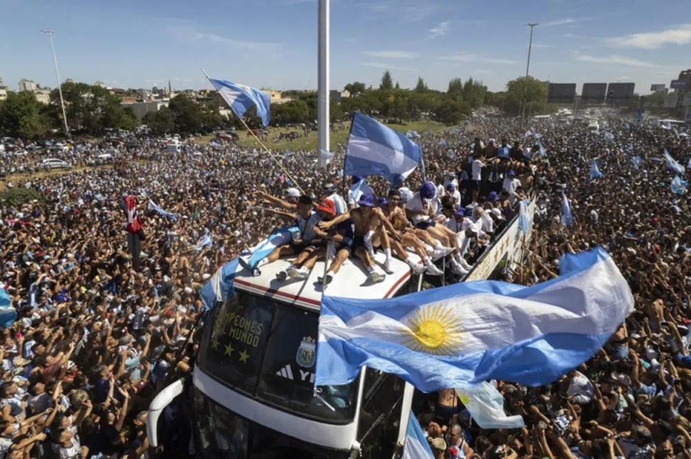 Hơn 4 triệu CĐV đón Messi rước cúp, ĐT Argentina lên trực thăng bỏ dở diễu hành - Ảnh 2.