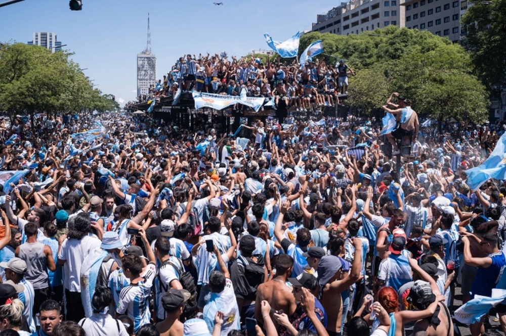 Hơn 4 triệu CĐV đón Messi rước cúp, ĐT Argentina lên trực thăng bỏ dở diễu hành - Ảnh 1.