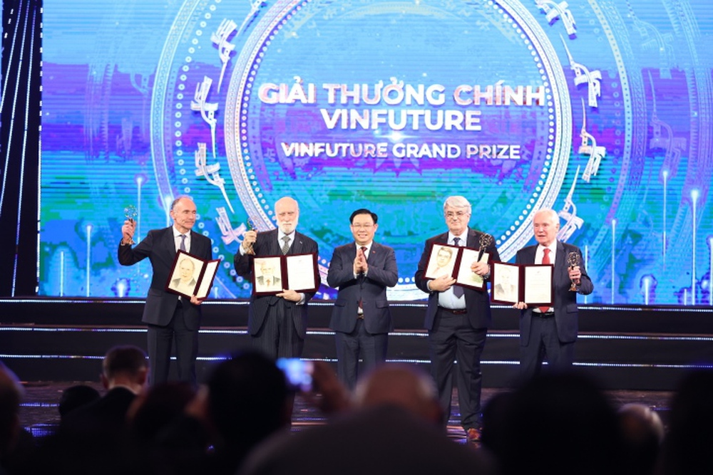 5 nhà khoa học phát minh công nghệ mạng toàn cầu đoạt giải VinFuture 3 triệu USD - Ảnh 1.