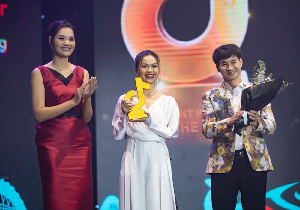 MCV Network đoạt giải Content Partner of the Year tại TikTok Awards Vietnam 2022 - Ảnh 1. MCV Network đoạt giải Content Partner of the Year tại TikTok Awards Vietnam 2022 - Ảnh 1.