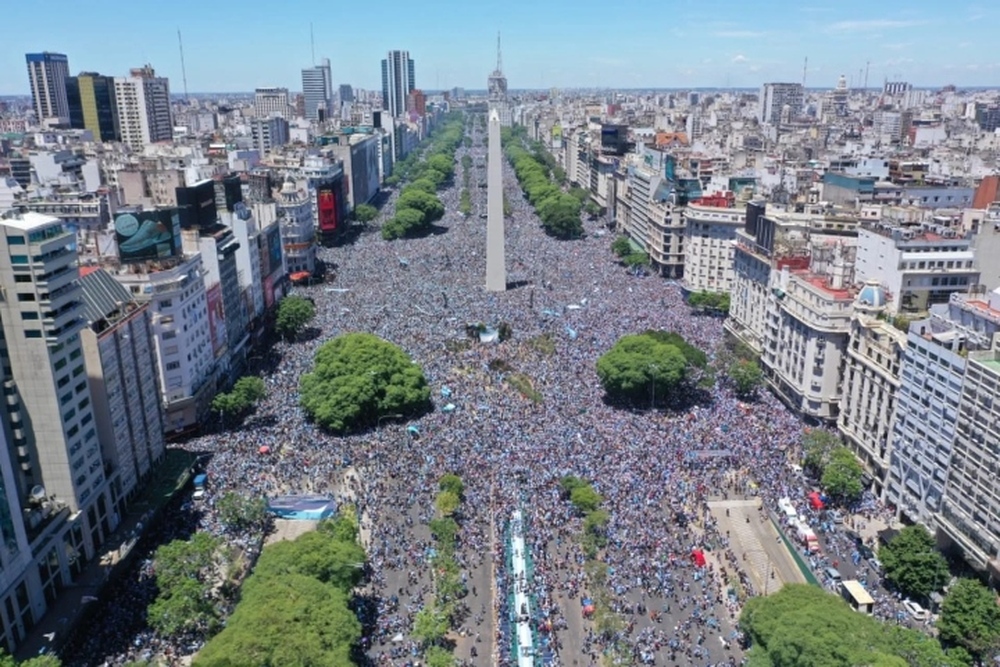 Hơn 4 triệu CĐV đón Messi rước cúp, ĐT Argentina lên trực thăng bỏ dở diễu hành - Ảnh 9.