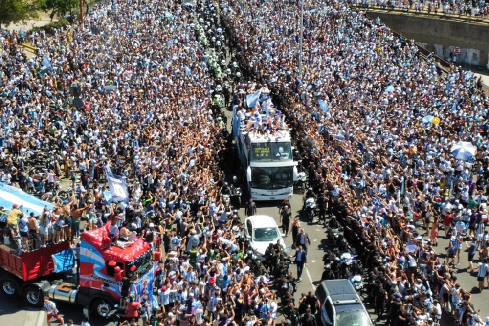 Hơn 4 triệu CĐV đón Messi rước cúp, ĐT Argentina lên trực thăng bỏ dở diễu hành - Ảnh 8.