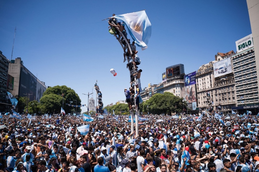 Hơn 4 triệu CĐV đón Messi rước cúp, ĐT Argentina lên trực thăng bỏ dở diễu hành - Ảnh 6.