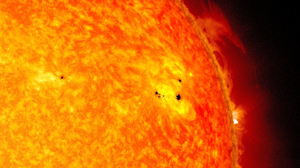 Sóng xung kích từ Mặt Trời đã mở ra một vết nứt trong từ trường của Trái đất - Ảnh 3.