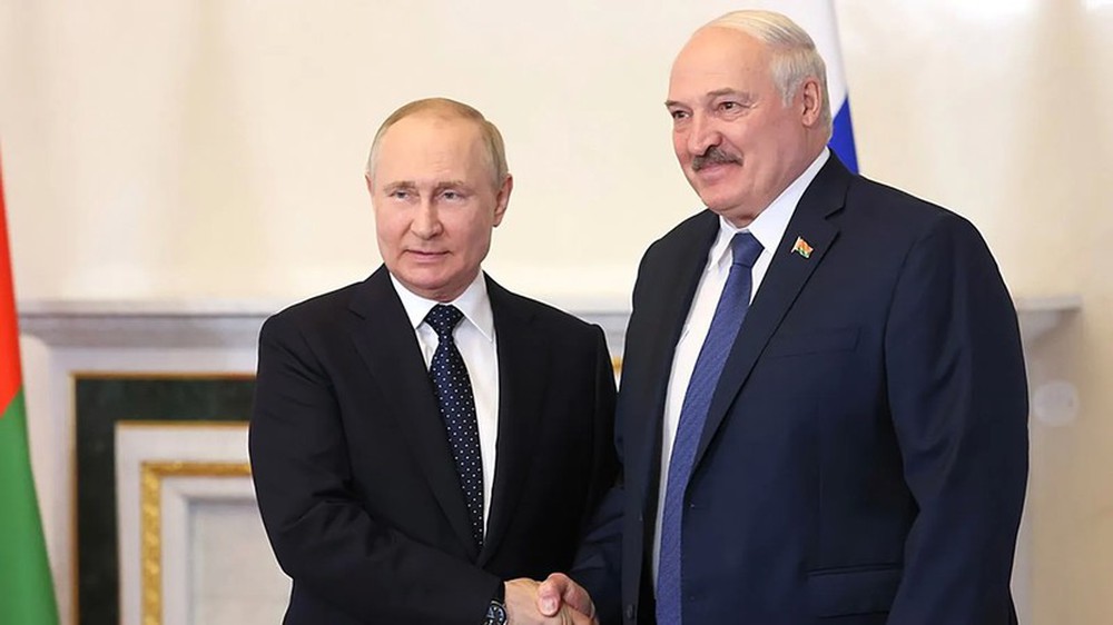 Phong thái của ông Putin và Lukashenko khiến phương Tây lo lắng - Ảnh 1.