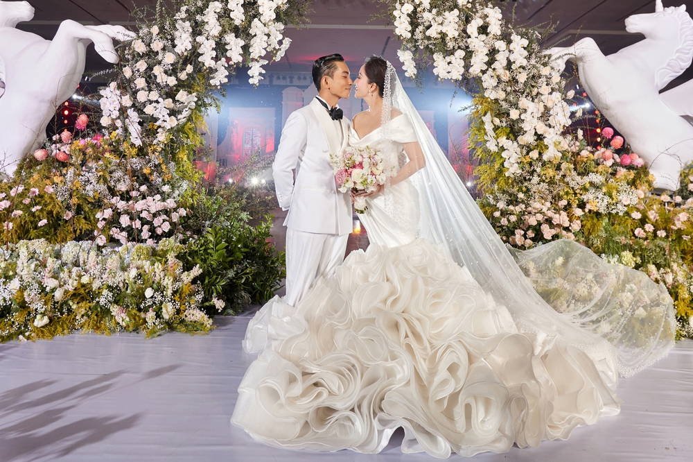 Đám cưới Khánh Thi - Phan Hiển: Chú rể bật khóc thú nhận nỗi sợ lớn nhất, hôn cô dâu đắm đuối trước 1200 khách mời - Ảnh 1.