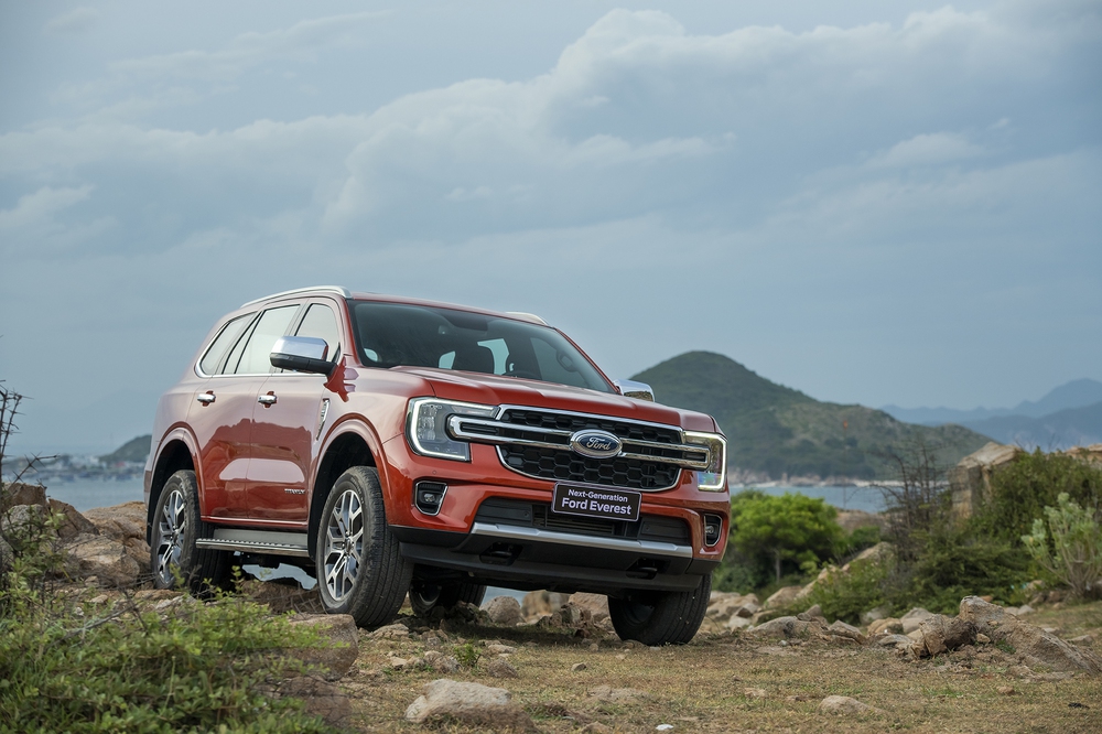 Vua doanh số Ford Everest nâng cấp trang bị ở Việt Nam: Bản tầm trung giá 1,286 tỷ đồng - Ảnh 1.