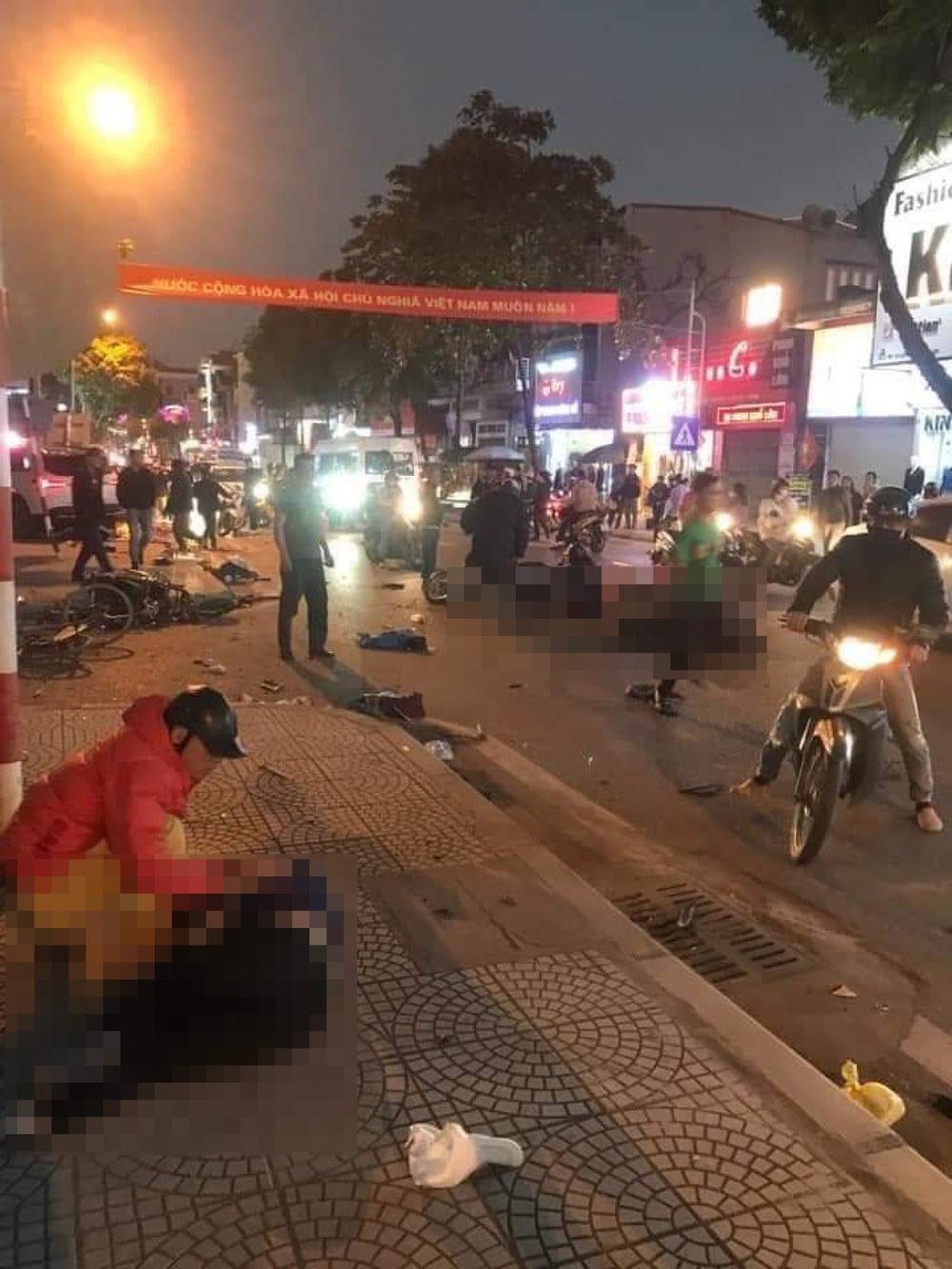 Ô tô đâm liên hoàn làm 2 người chết, 4 người bị thương nặng ở Quảng Ninh - Ảnh 1.