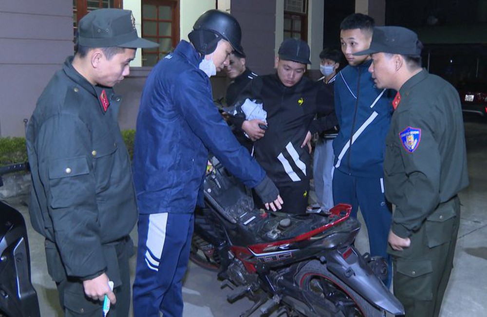 Cảnh sát vây bắt hơn 100 thanh, thiếu niên đi xe máy lạng lách, đánh võng - Ảnh 1.