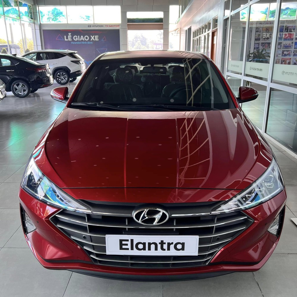 Đại lý xả kho Hyundai Elantra 2.0AT 2021: Giảm 69 triệu, số lượng hạn chế, tiết kiệm 100 triệu so với xe đời mới - Ảnh 1.