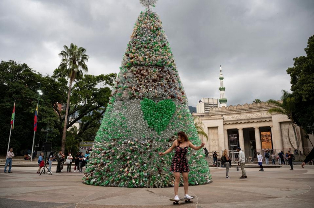 Chiêm ngưỡng những cây thông Noel độc đáo và hoành tráng trên thế giới - Ảnh 8.