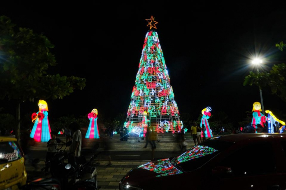 Chiêm ngưỡng những cây thông Noel độc đáo và hoành tráng trên thế giới - Ảnh 16.