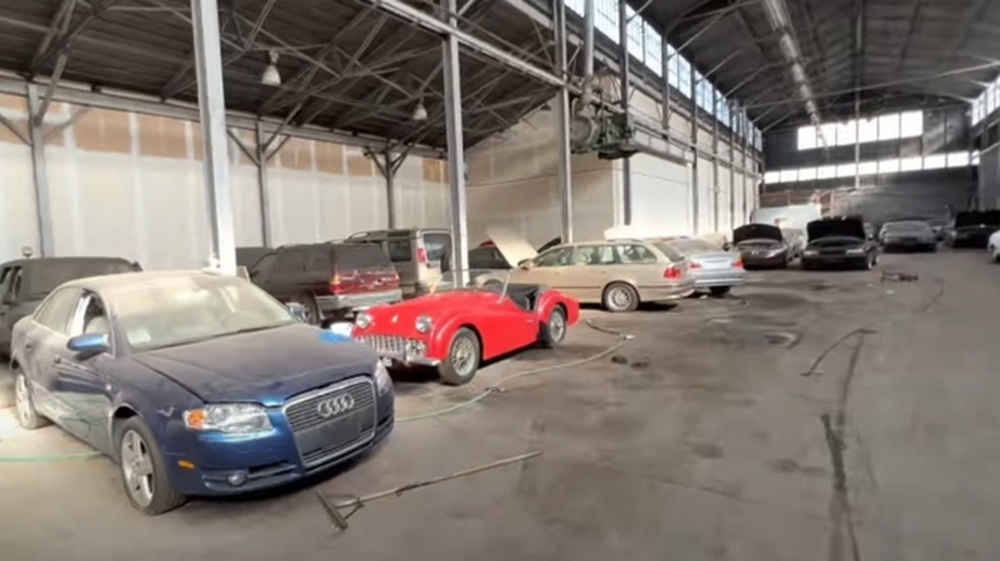 Phát hiện nhà kho bỏ hoang chứa siêu xe Rolls-Royces, BMW - Ảnh 5.